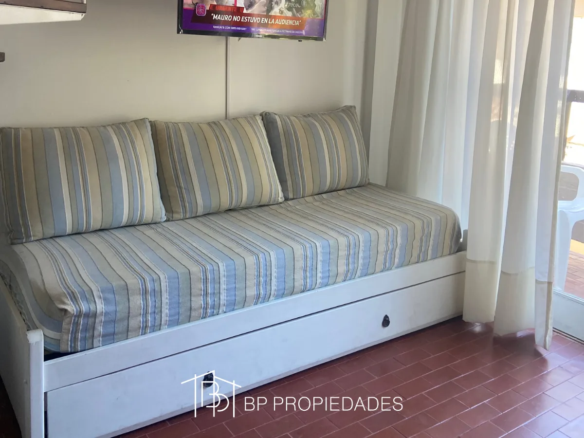 Escualos al 1100, Pinamar
